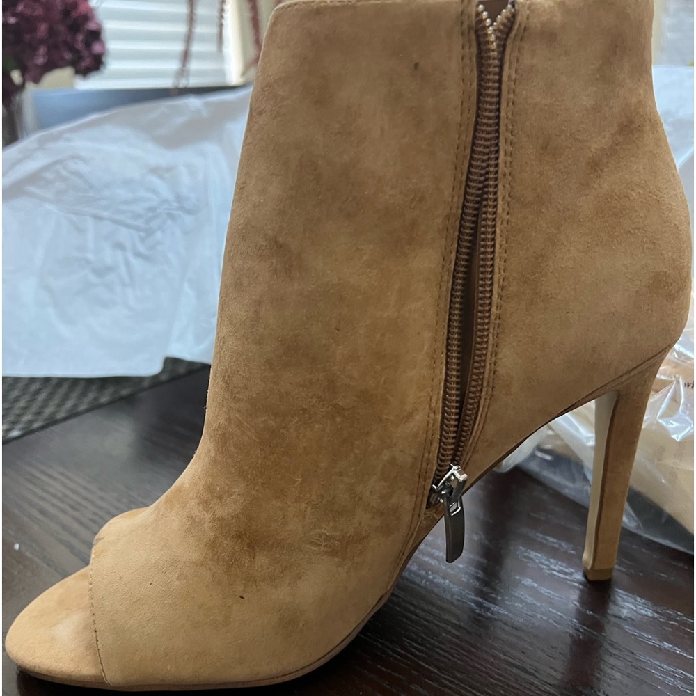 Peep toe boot